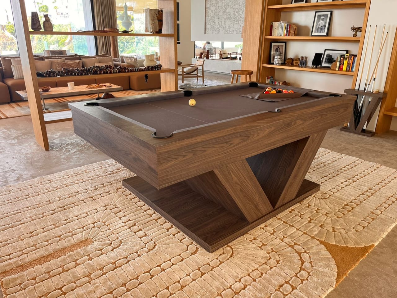Table de billard moderne dans un salon élégant